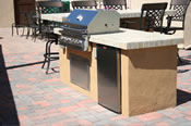 Backyards: Grills, barbecues, kitchens, fireplaces & pits: Image